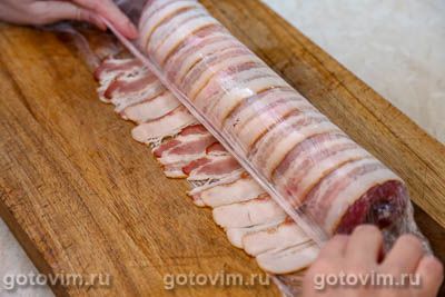 Рулет из свинины со свеклой и черносливом в беконе