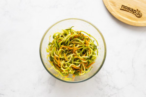 Салат из кабачков и огурцов по-корейски