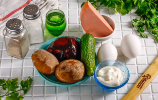 Холодный борщ из маринованной свеклы с колбасой Холодный борщ из маринованной свеклы с колбасой