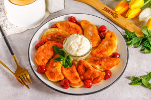 Жареные вареники с вишней