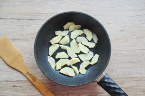 Творожная запеканка с бананом и яблоком