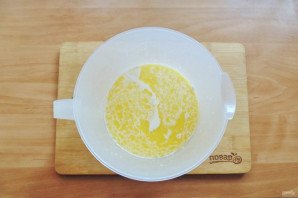 Дрожжевые рогалики с вишней