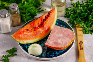 Салат с арбузом и ветчиной