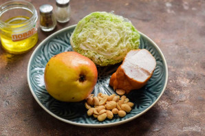 Салат "Красотка" с копченой курицей и грушей