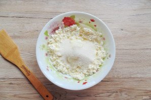 Творожная запеканка с бананом и яблоком