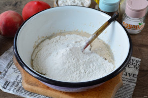 Пицца с курицей и персиками