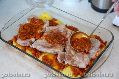 Отбивные из свиной шейки с картофелем, запеченные в томатом соусе 