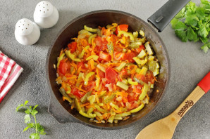 Щи с солеными огурцами и свежей капустой