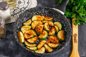 Теплый салат из кабачков и помидоров