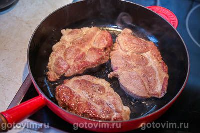 Стейки из свинины с чесноком и розмарином Стейки из свинины с чесноком и розмарином