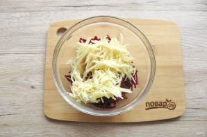 Салат из свеклы с яблоком и орехами