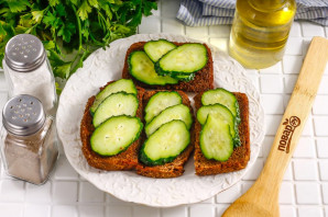 Тосты с селедкой