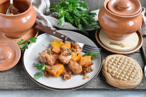 Тыква с мясом в горшочках