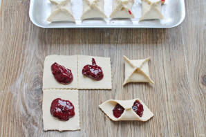 Конвертики с джемом из черной смородины Конвертики с джемом из черной смородины