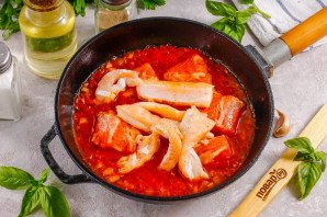 Лосось в томатном соусе