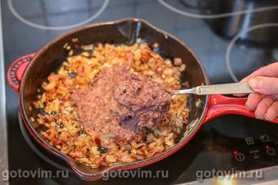 Паштет из фасоли с жареным беконом