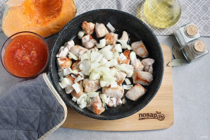 Тыква с мясом в горшочках