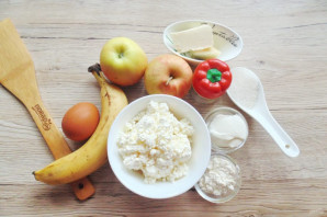 Творожная запеканка с бананом и яблоком