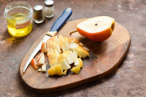 Салат "Красотка" с копченой курицей и грушей