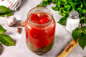 Соленые помидоры горячим способом