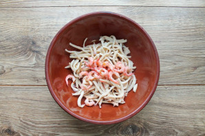 Салат с кальмарами, креветками и кукурузой