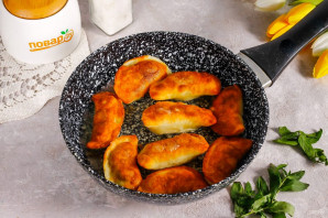 Жареные вареники с вишней