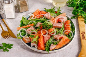 Салат с арбузом и ветчиной