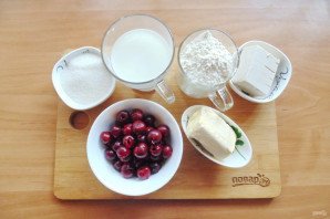 Дрожжевые рогалики с вишней