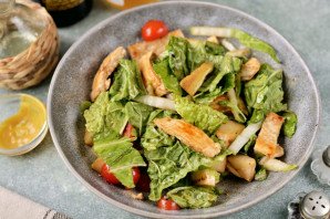 Салат с куриной грудкой и грушей