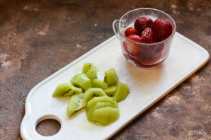 Смузи из киви и клубники