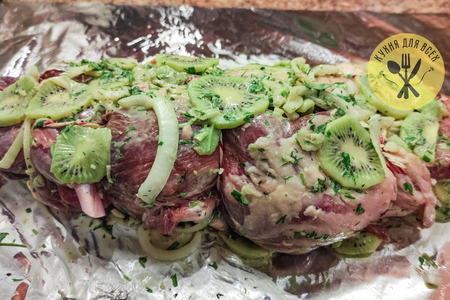 Баранина запеченная в духовке с киви Баранина запеченная в духовке с киви