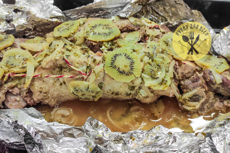 Баранина запеченная в духовке с киви Баранина запеченная в духовке с киви