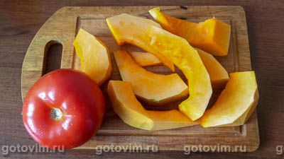 Тыква, запеченная в духовке кусочками с помидорами, беконом и вином 