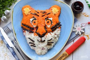 Салат "Селедка под шубой" в виде Тигра на Новый год