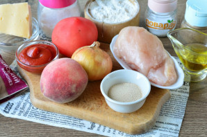 Пицца с курицей и персиками