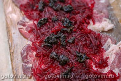 Рулет из свинины со свеклой и черносливом в беконе