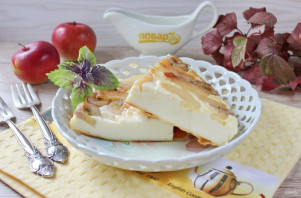 Творожная запеканка с бананом и яблоком