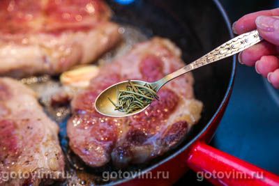 Стейки из свинины с чесноком и розмарином Стейки из свинины с чесноком и розмарином