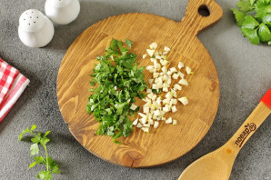 Щи с солеными огурцами и свежей капустой