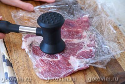 Рулет из свинины со свеклой и черносливом в беконе