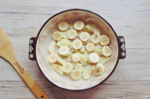 Творожная запеканка с бананом и яблоком