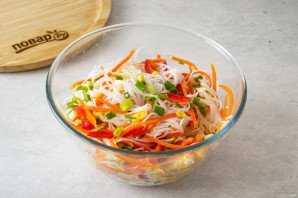 Салат из рисовой лапши