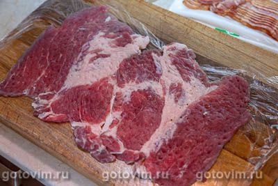 Рулет из свинины со свеклой и черносливом в беконе