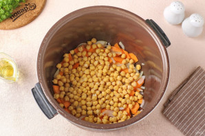 Картофель с нутом в мультиварке