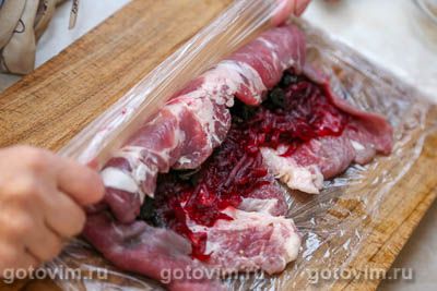 Рулет из свинины со свеклой и черносливом в беконе