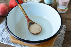 Пицца с курицей и персиками