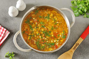 Щи с солеными огурцами и свежей капустой