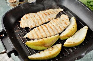 Салат с куриной грудкой и грушей