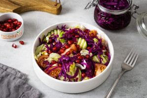 Салат по-турецки с маринованной капустой Салат по-турецки с маринованной капустой