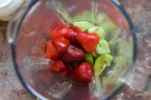 Смузи из киви и клубники